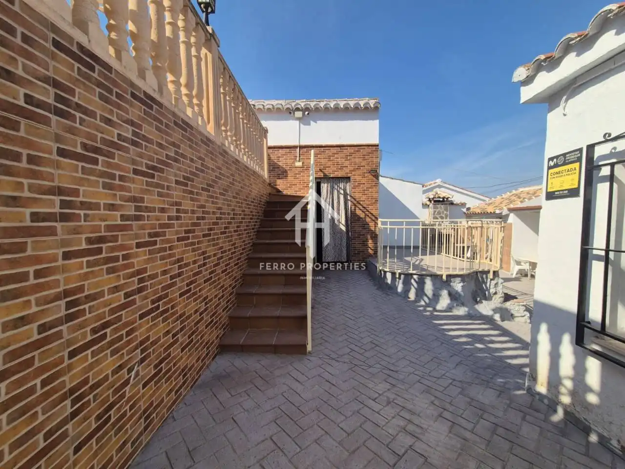 Vista exterior de Casa o xalet en venda en Loja amb Terrassa, Piscina i Moblat