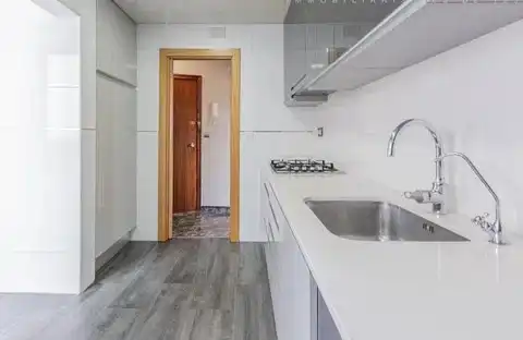 Cuina de Pis en venda en Cornellà de Llobregat amb Aire condicionat, Forn i Balcó