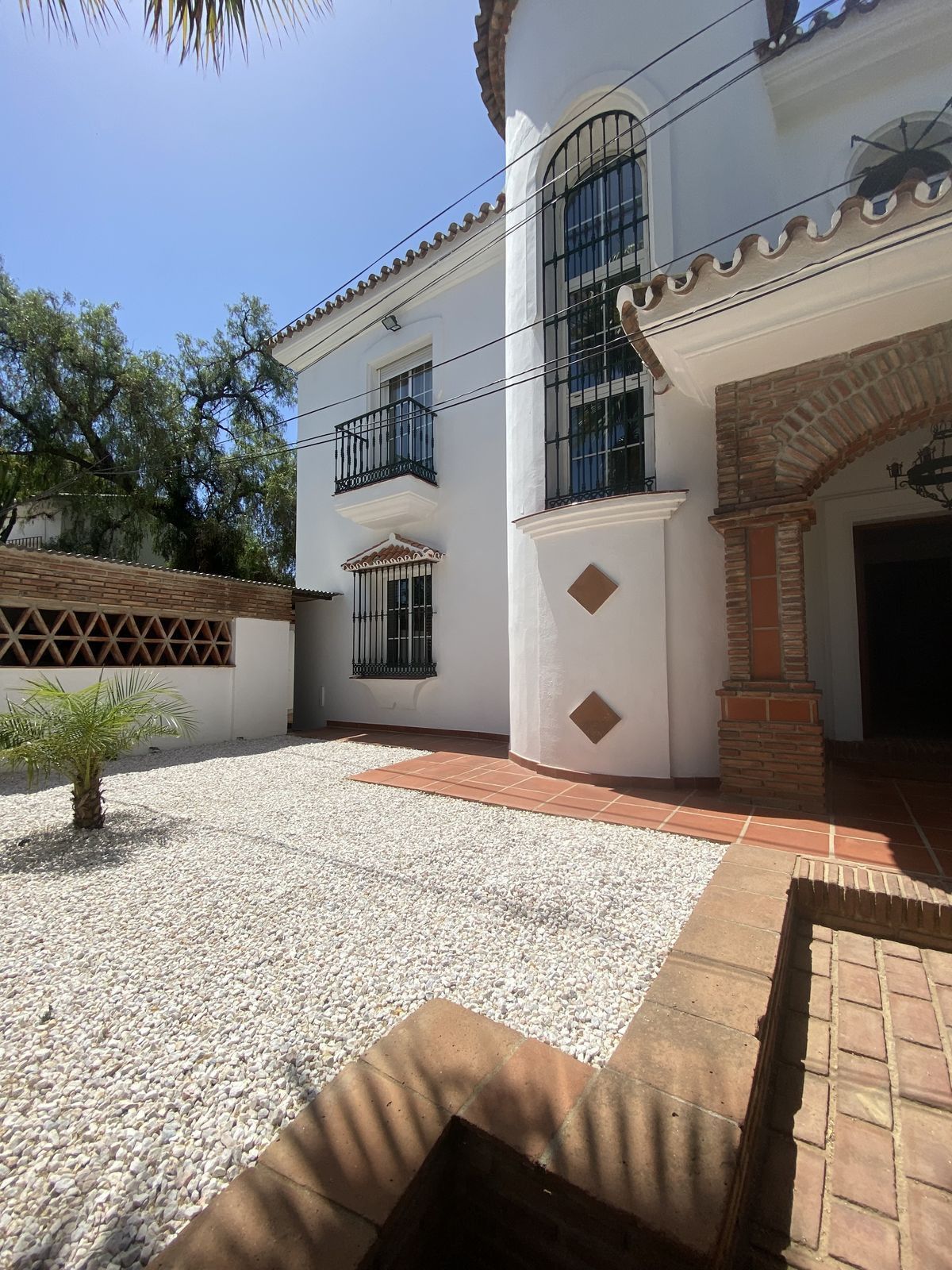 Vista exterior de Casa o xalet de lloguer en Marbella amb Aire condicionat, Jardí privat i Terrassa
