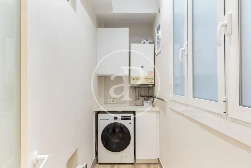 Bathroom of Flat for rent in Valencia  with Air Conditioner, Heating and Balcony