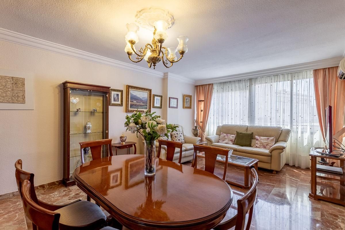 Comedor de Piso en venta en  Granada Capital con Calefacción