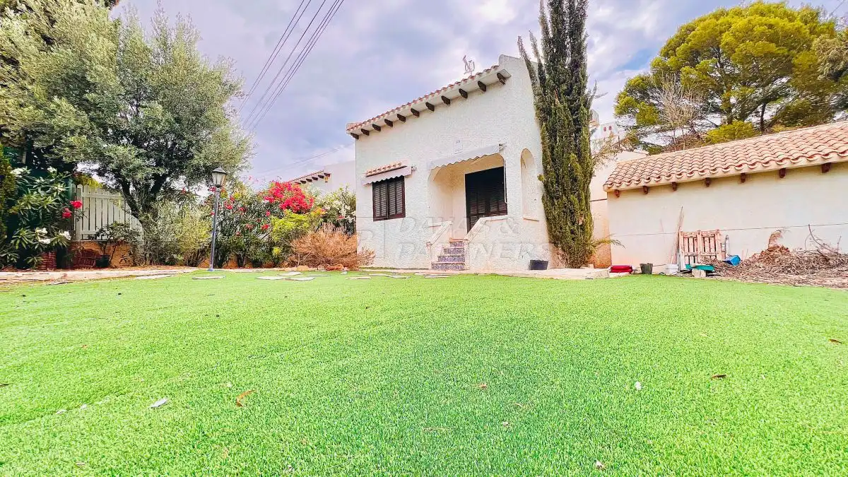 Vista exterior de Casa o xalet en venda en Orihuela amb Terrassa, Moblat i Balcó