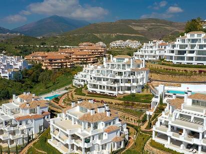 Vista exterior de Apartament en venda en Marbella amb Aire condicionat, Terrassa i Piscina