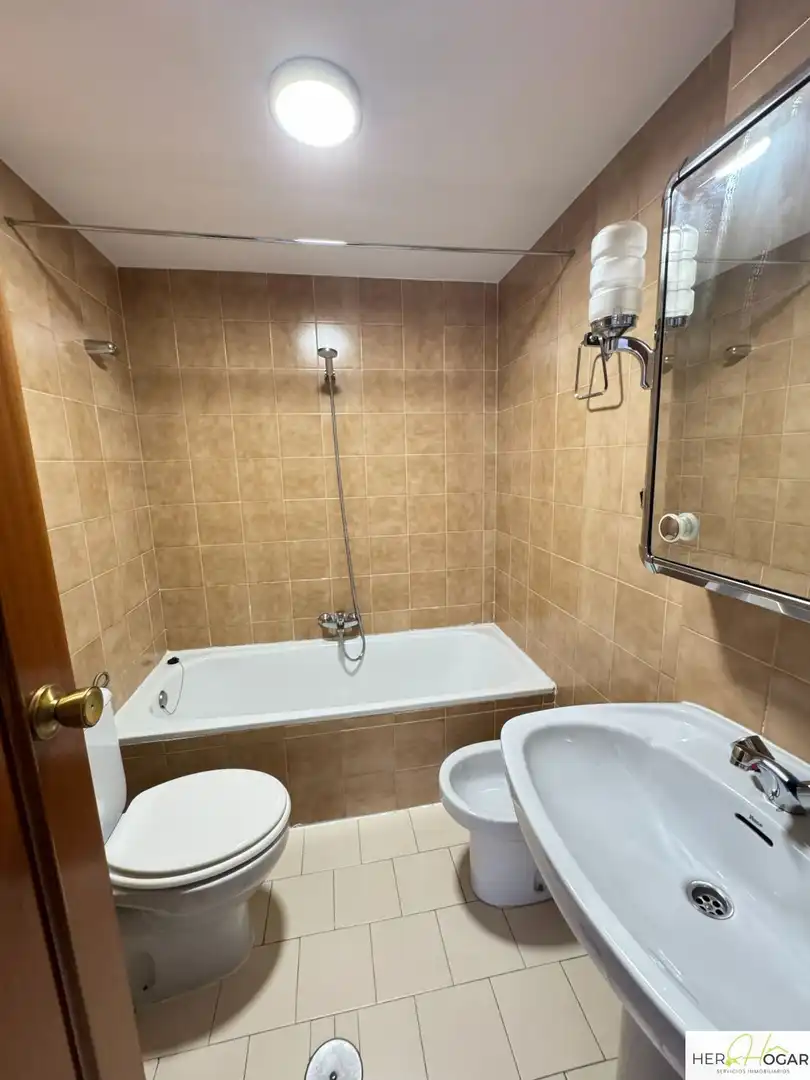 Badezimmer von Wohnung zur Miete in Toledo mit Klimaanlage, Heizung und Parkett