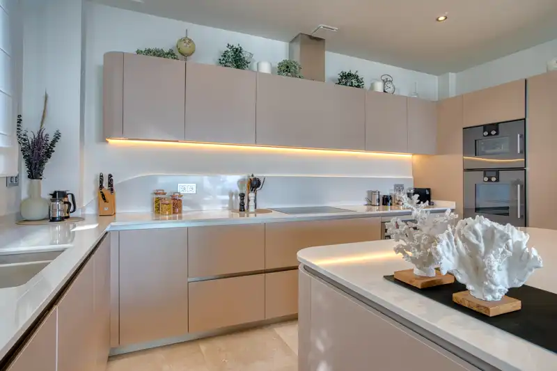 Cuina de Apartament en venda en Marbella amb Aire condicionat, Calefacció i Jardí privat