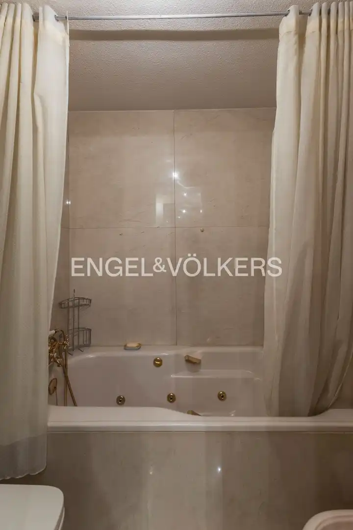 Badezimmer von Wohnung zum Verkauf in Madrid mit Heizung, Parkett und Abstellraum
