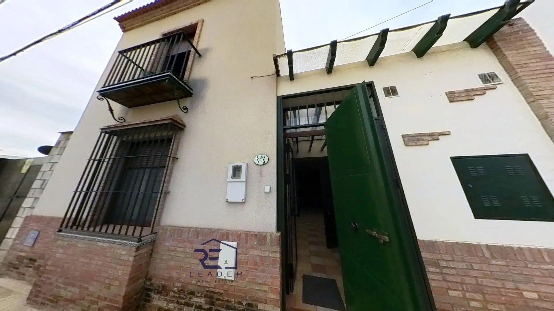 Vista exterior de Casa adosada en venta en Guillena con Aire acondicionado, Terraza y Trastero