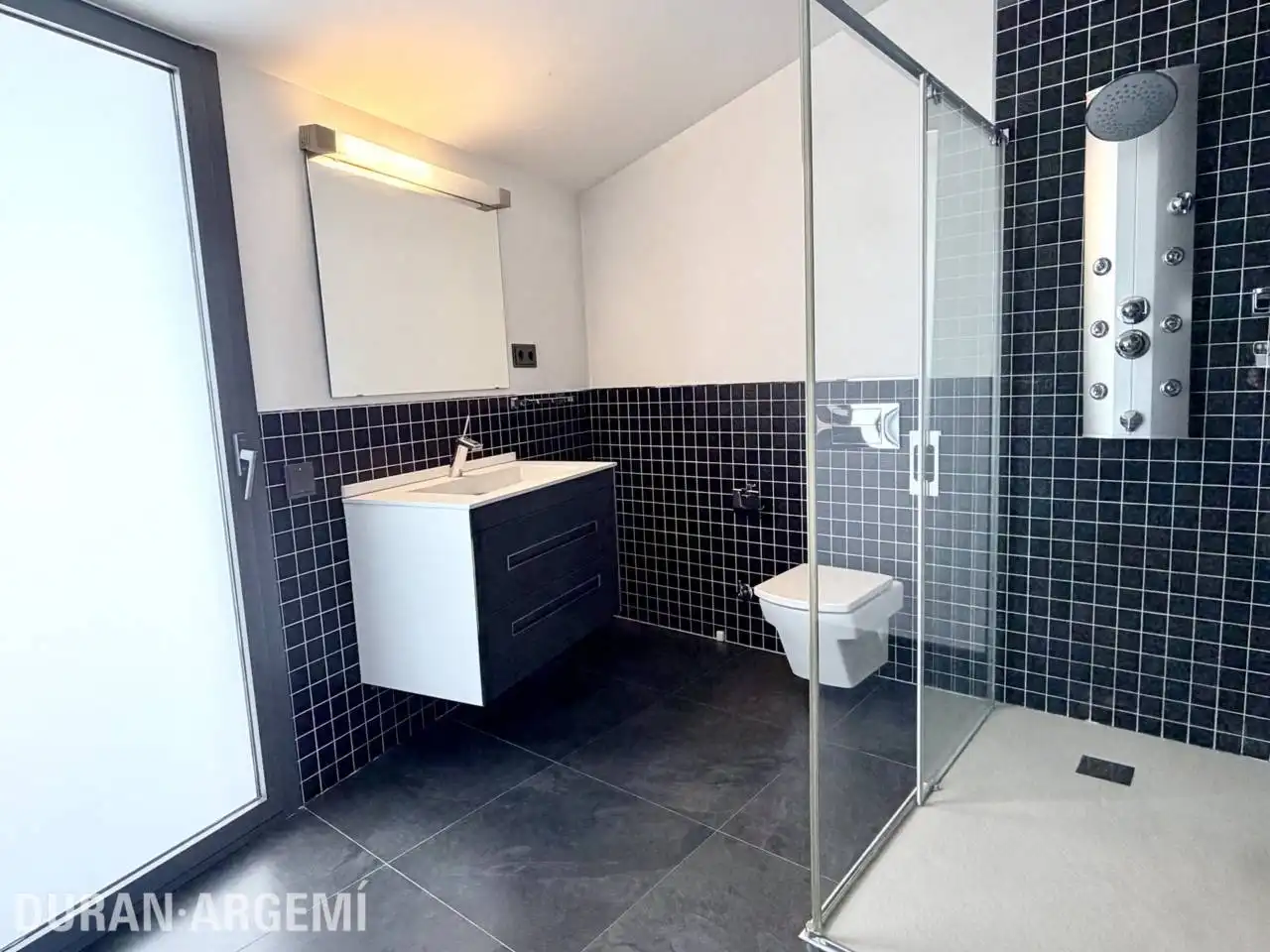 Bany de Casa o xalet en venda en Terrassa amb Aire condicionat, Calefacció i Jardí privat