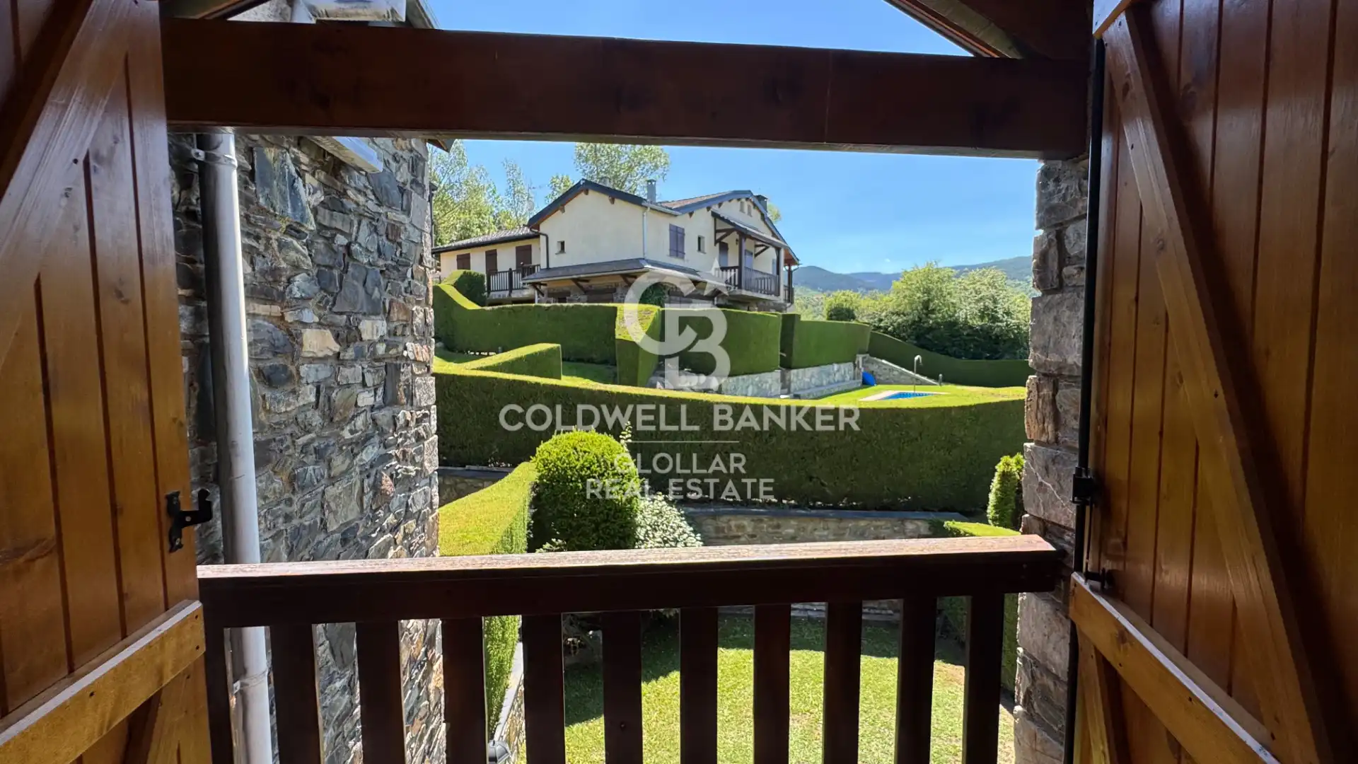 Außenansicht von Einfamilien-Reihenhaus zum Verkauf in Osséja mit Privatgarten, Parkett und Terrasse