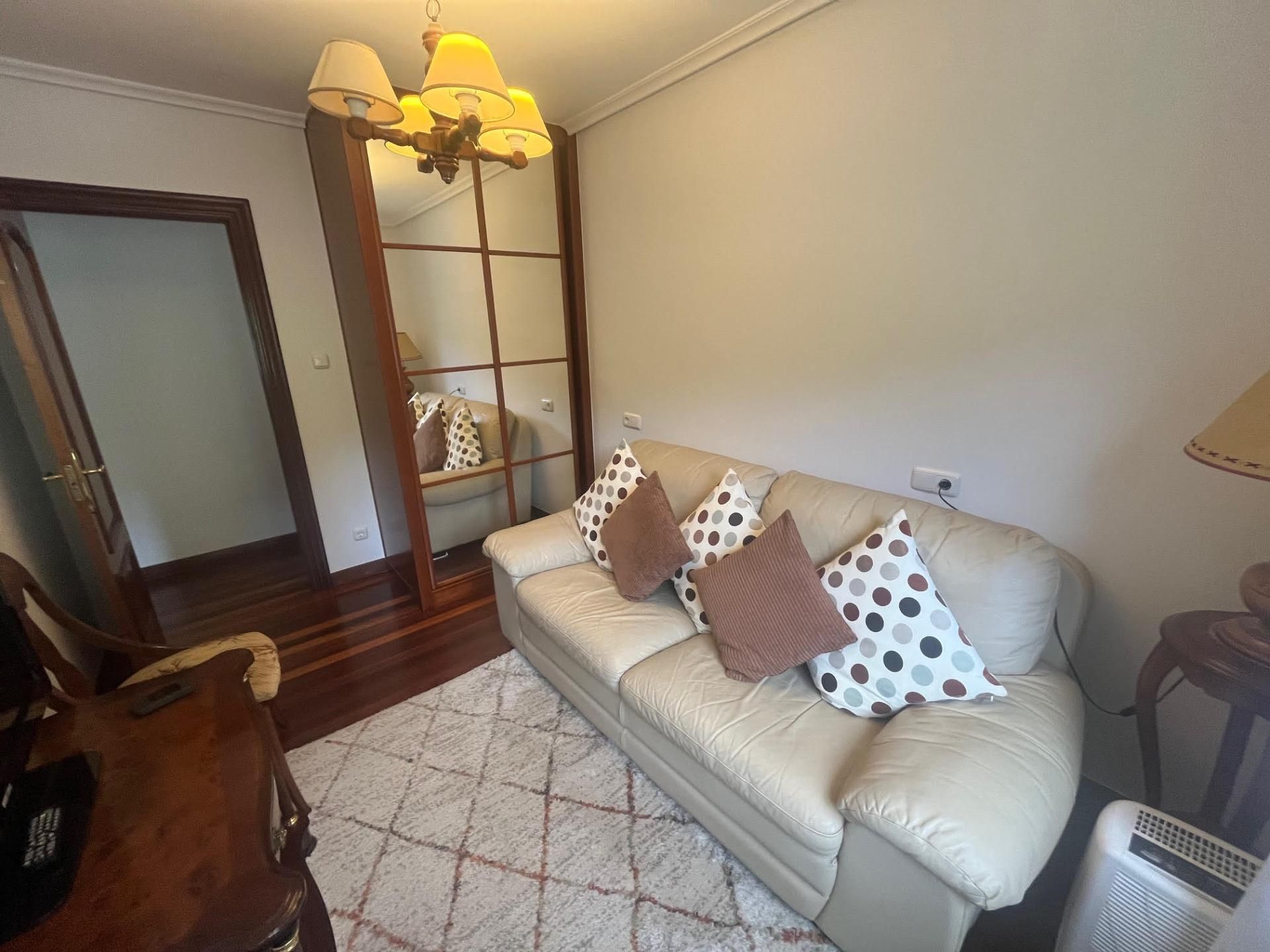 Sala d'estar de Casa o xalet en venda en Limpias amb Calefacció, Jardí privat i Terrassa
