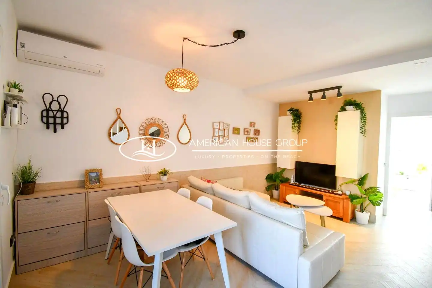 Sala d'estar de Casa o xalet en venda en Chiclana de la Frontera amb Aire condicionat, Jardí privat i Terrassa