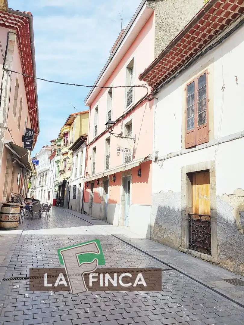 Vista exterior de Edificio en venta en Pravia