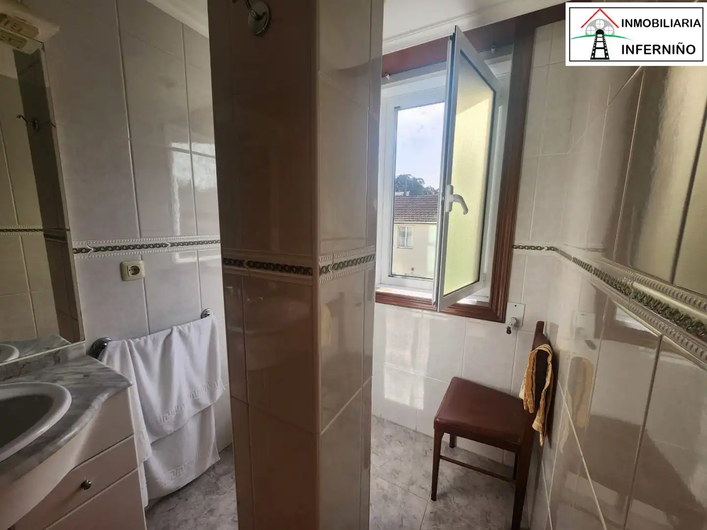 Badezimmer von Gebäude zum Verkauf in Narón