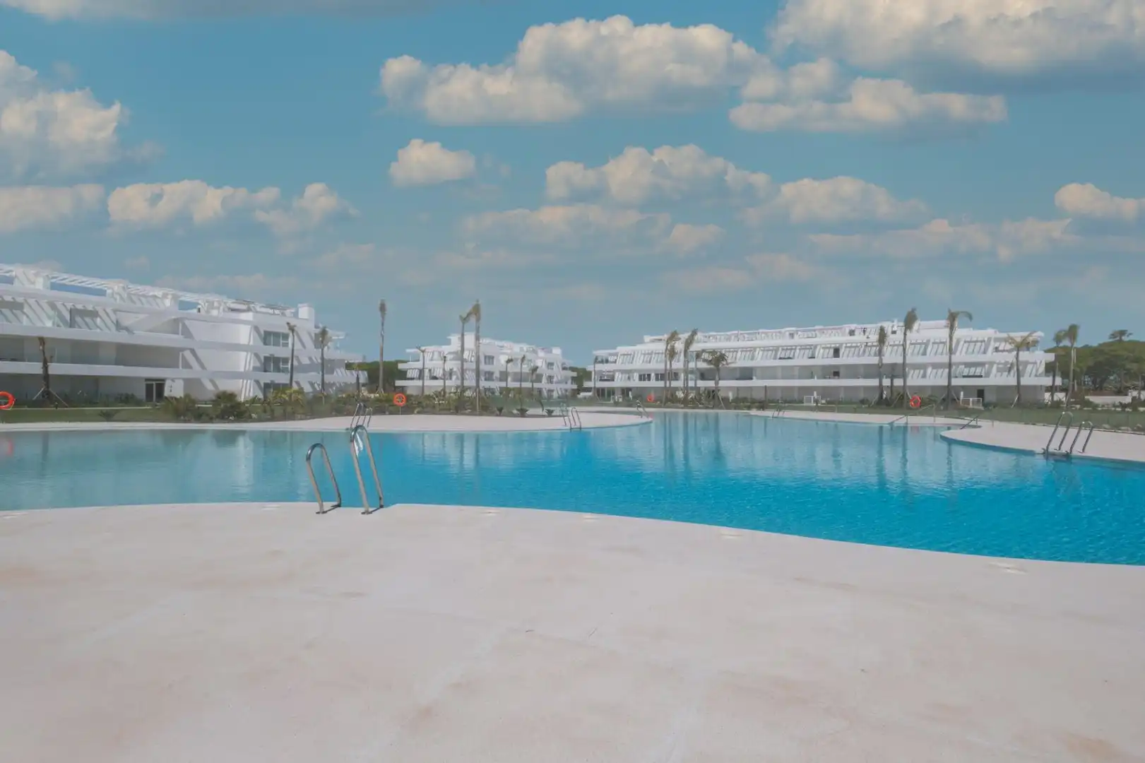Piscina de Apartament en venda en Chipiona amb Aire condicionat, Terrassa i Traster