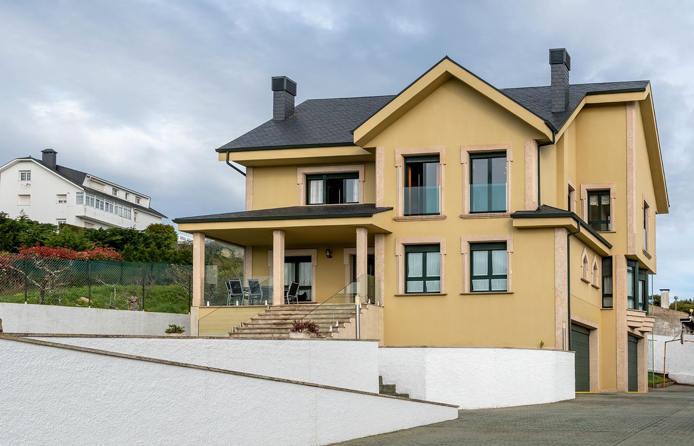 Vista exterior de Casa o xalet en venda en A Coruña Capital  amb Calefacció, Jardí privat i Terrassa