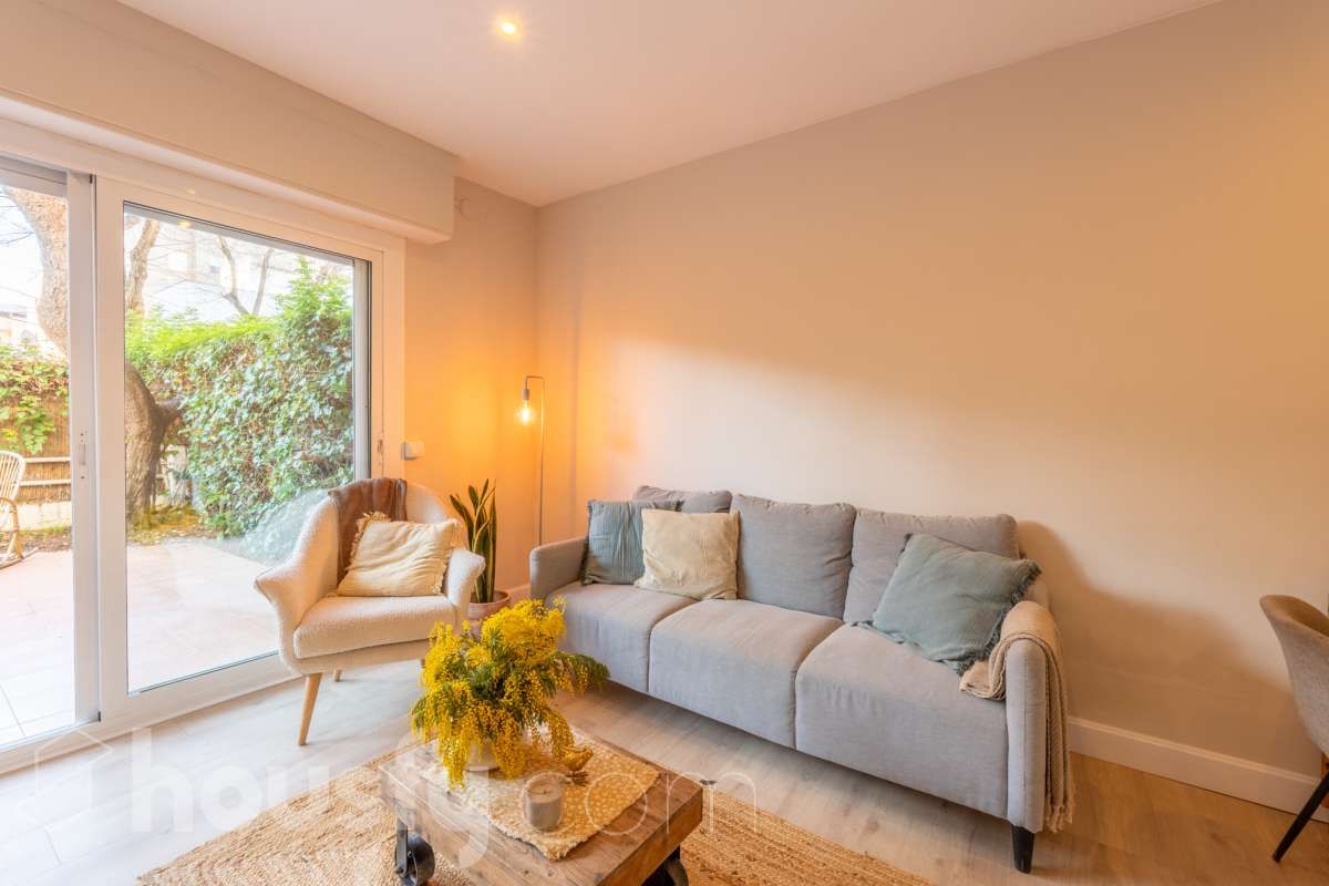 Sala d'estar de Planta baixa en venda en Vilanova i la Geltrú amb Aire condicionat, Calefacció i Jardí privat