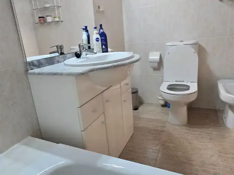 Badezimmer von Wohnung zum Verkauf in Gandia mit Klimaanlage, Terrasse und Schwimmbad
