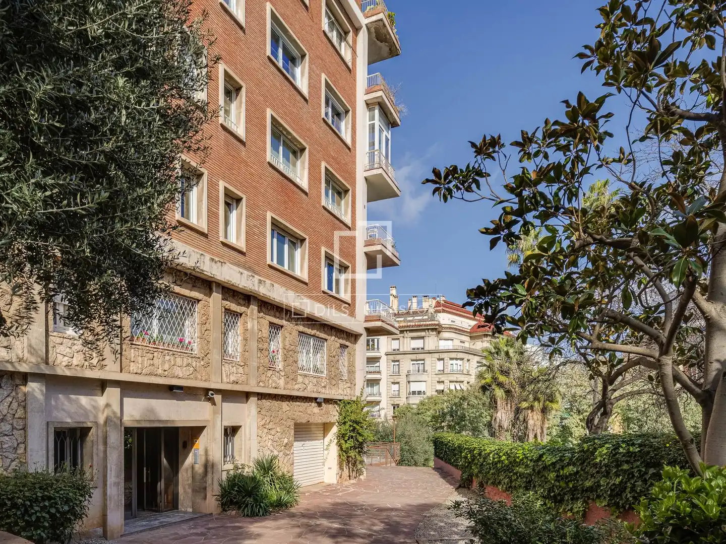 Außenansicht von Wohnung zum Verkauf in Barcelona mit Klimaanlage, Heizung und Privatgarten