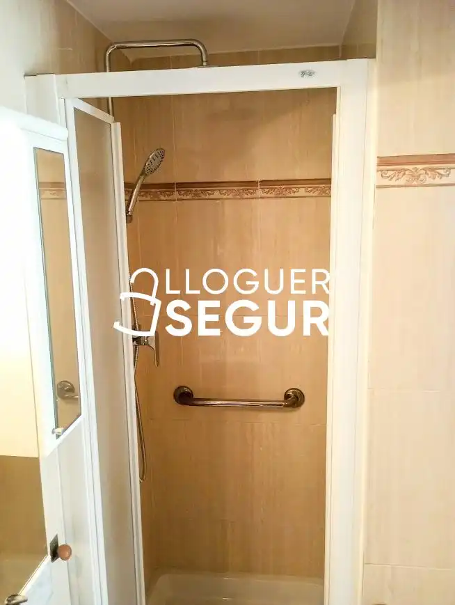 Baño de Piso de alquiler en Cornellà de Llobregat con Calefacción