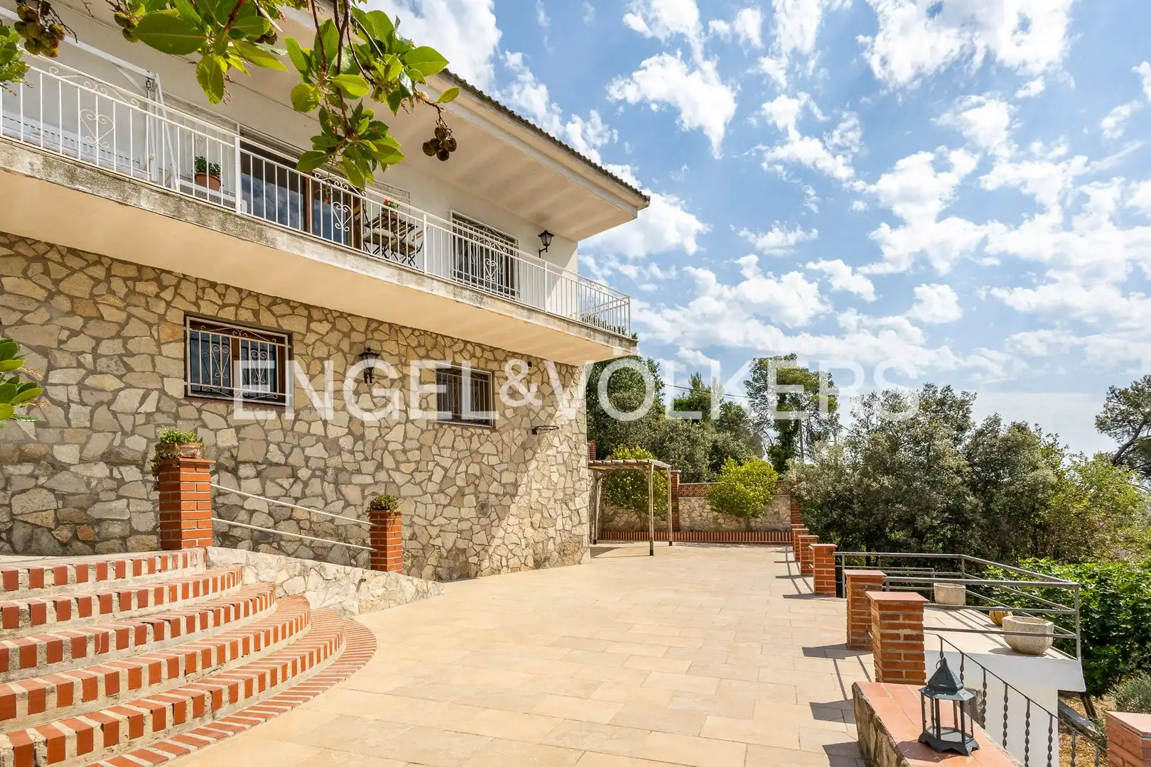 Vista exterior de Casa o xalet en venda en Mediona amb Calefacció, Jardí privat i Piscina