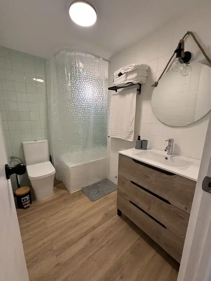 Badezimmer von Wohnung zur Miete in Garrucha mit Klimaanlage, Privatgarten und Parkett