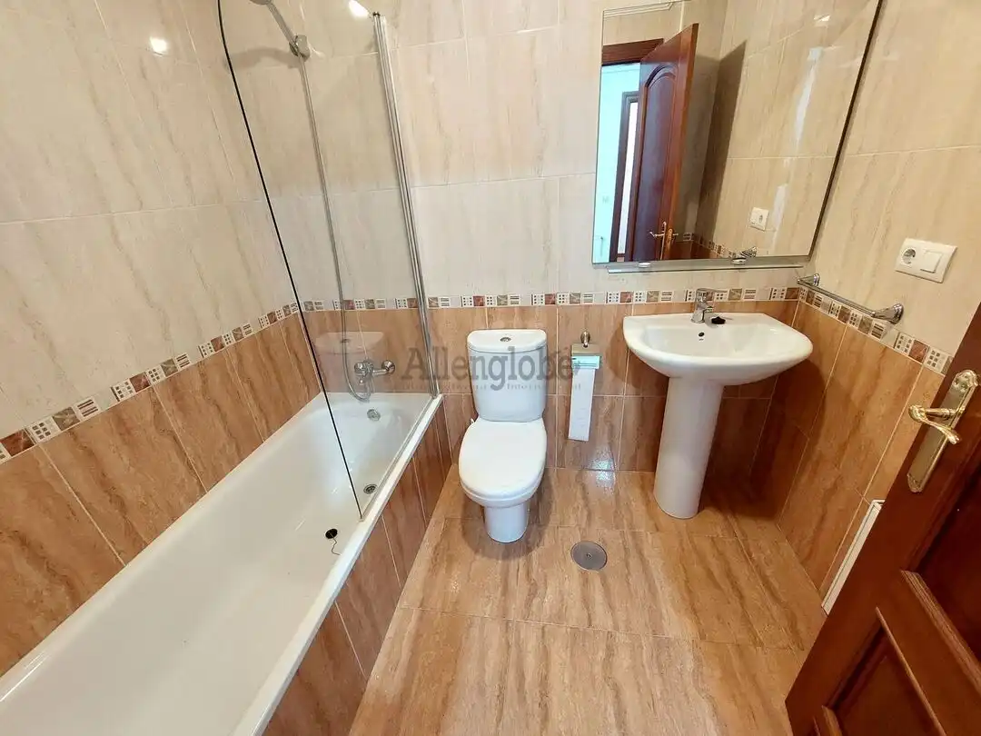 Bathroom of Flat for rent in Oviedo   with Heating, Storage room and Oven