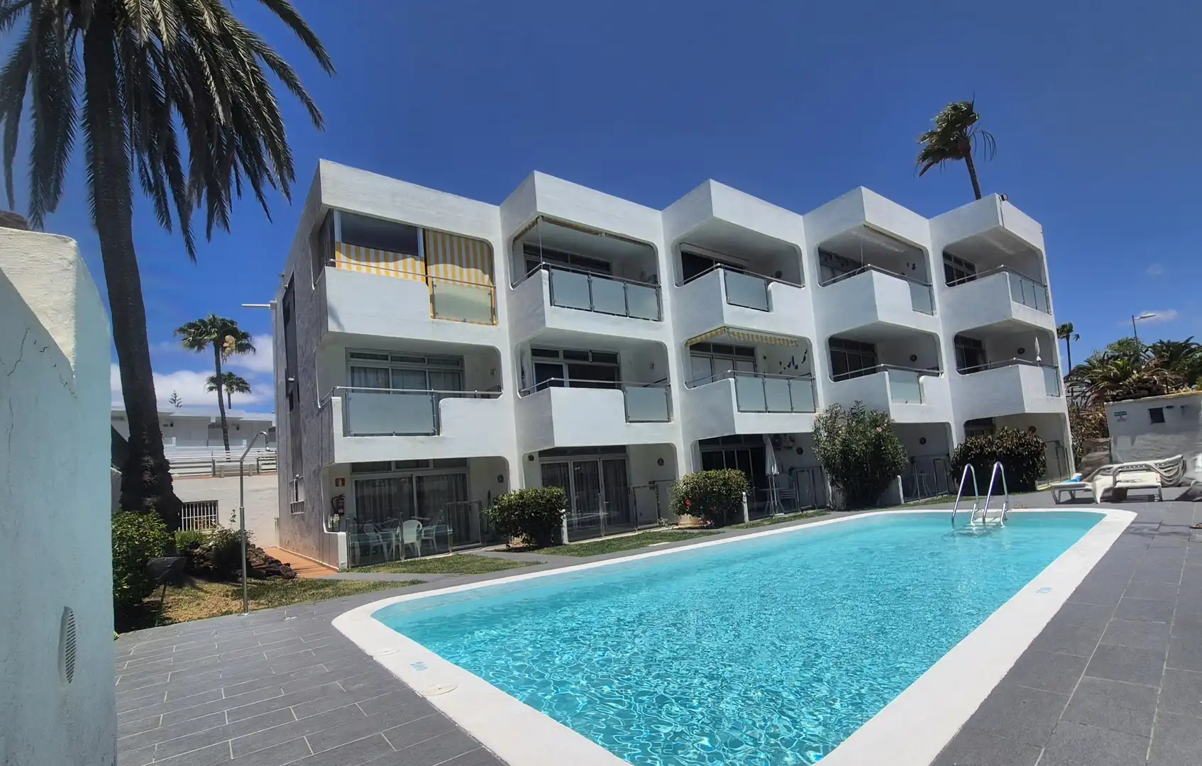 Außenansicht von Wohnungen zur Miete in San Bartolomé de Tirajana mit Privatgarten, Terrasse und Schwimmbad
