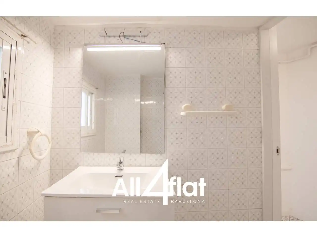 Bathroom of Flat for sale in Barcelona  with Air Conditioner