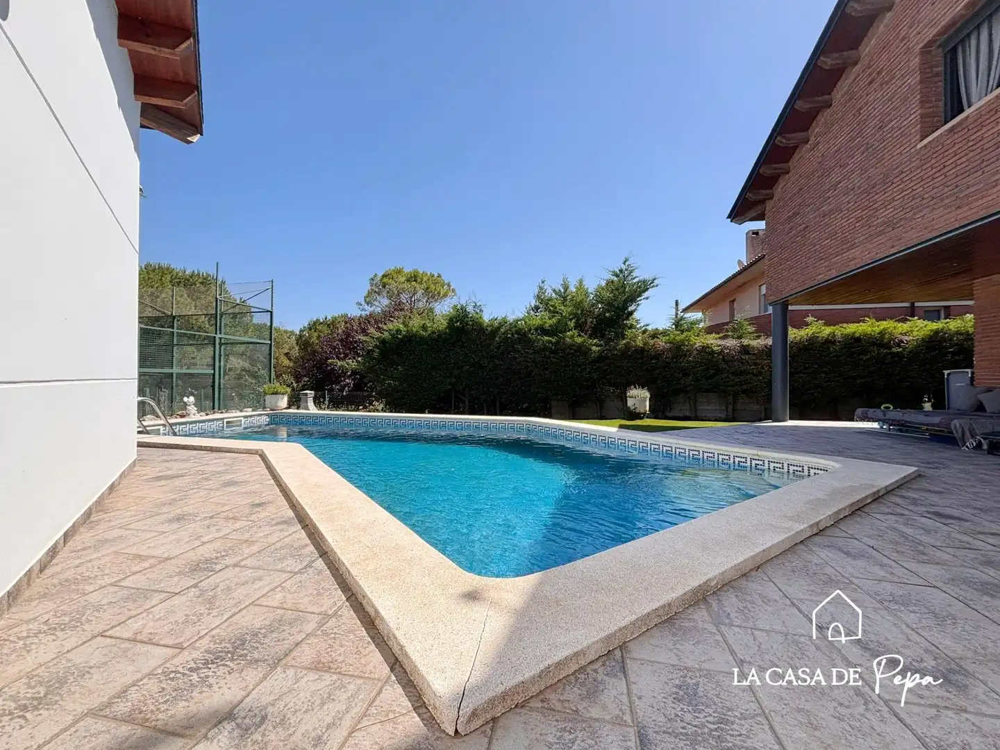 Schwimmbecken von Haus oder Chalet zum Verkauf in Begues mit Heizung und Schwimmbad