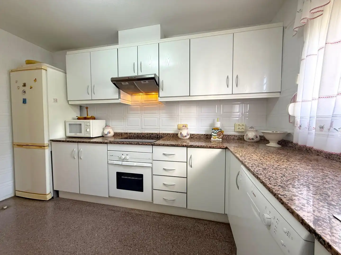 Cocina de Apartamento en venta en Benidorm con Aire acondicionado, Jardín privado y Amueblado