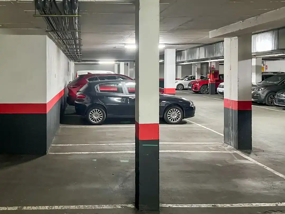Parkplatz von Wohnung zum Verkauf in  Madrid Capital mit Klimaanlage und Schwimmbad