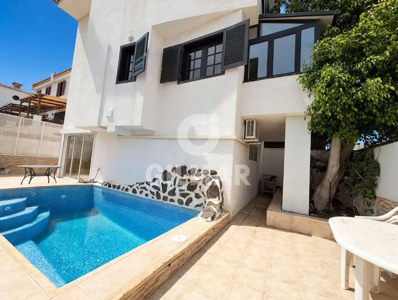 Vista exterior de Casa adosada en venda en Arona amb Jardí privat, Terrassa i Piscina