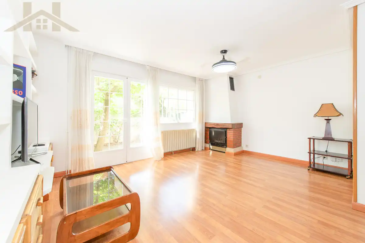 Sala d'estar de Casa adosada en venda en San Sebastián de los Reyes amb Aire condicionat, Calefacció i Jardí privat