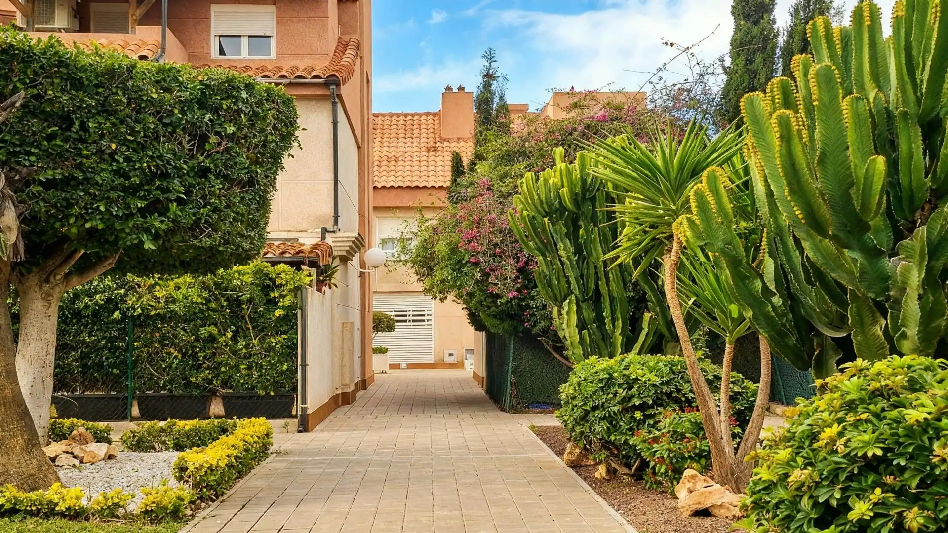 Vista exterior de Casa adosada en venta en Alicante / Alacant con Aire acondicionado, Jardín privado y Terraza