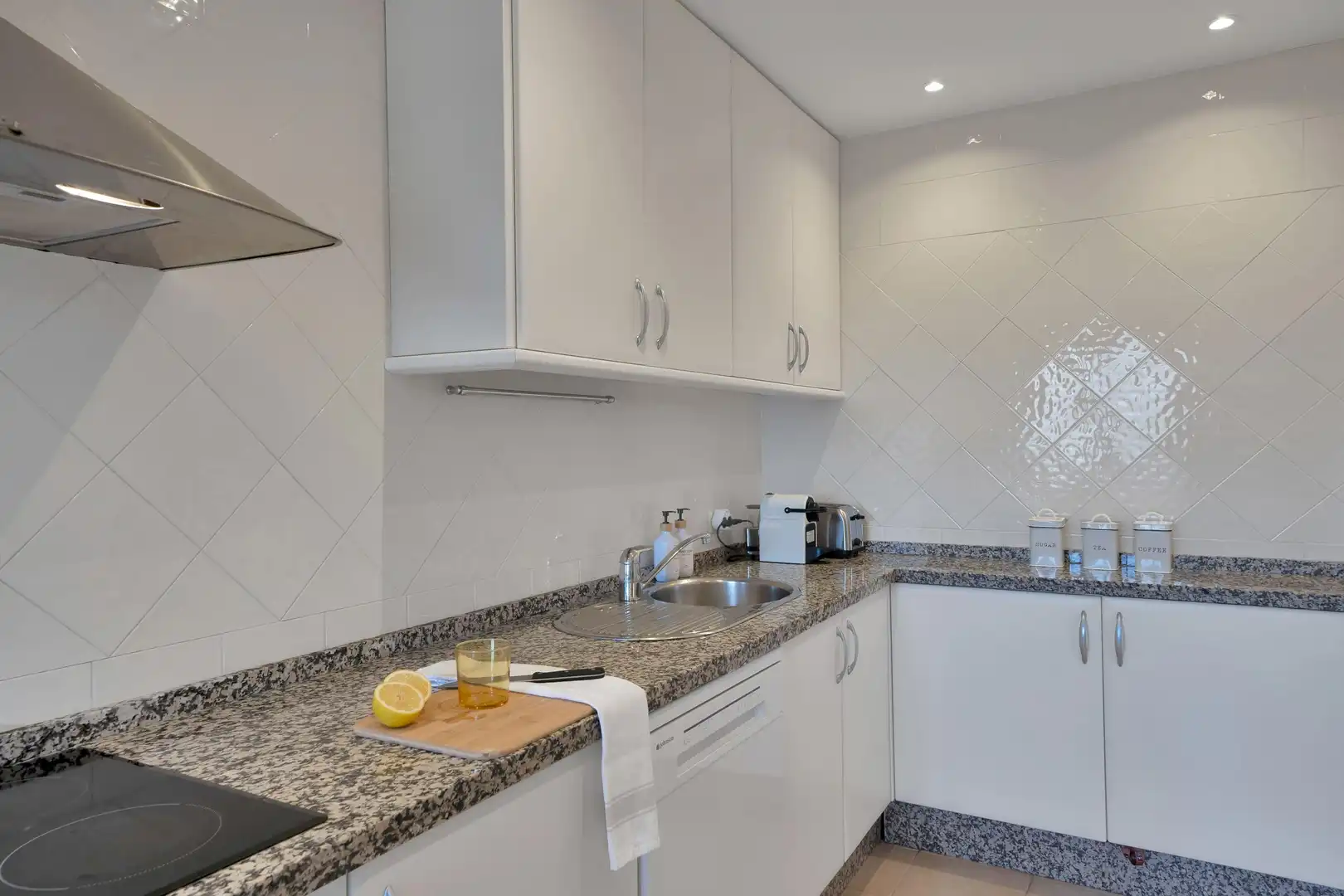 Cuina de Apartament de lloguer en Marbella amb Jardí privat, Terrassa i Moblat