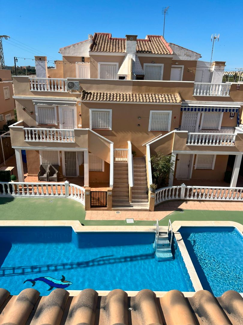 Vista exterior de Pis en venda en Torrevieja amb Moblat i Piscina comunitària