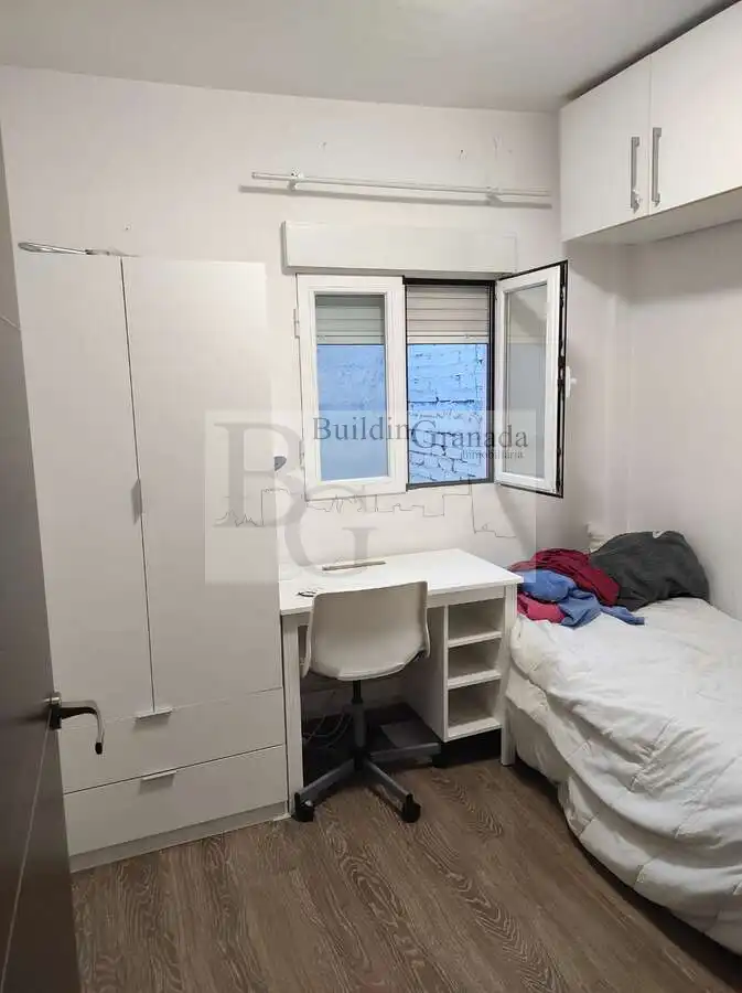 Habitación de Ático de alquiler en Granada con Calefacción, Amueblado y Microondas