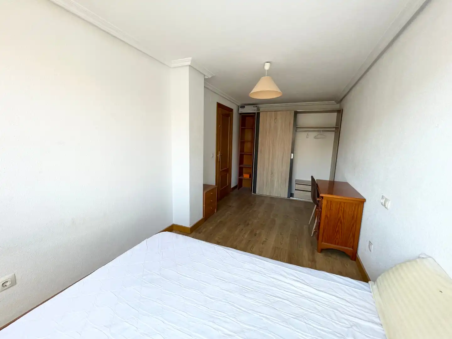 Bedroom of Flat for rent in Salamanca  with Heating, Parquet flooring and Furnished