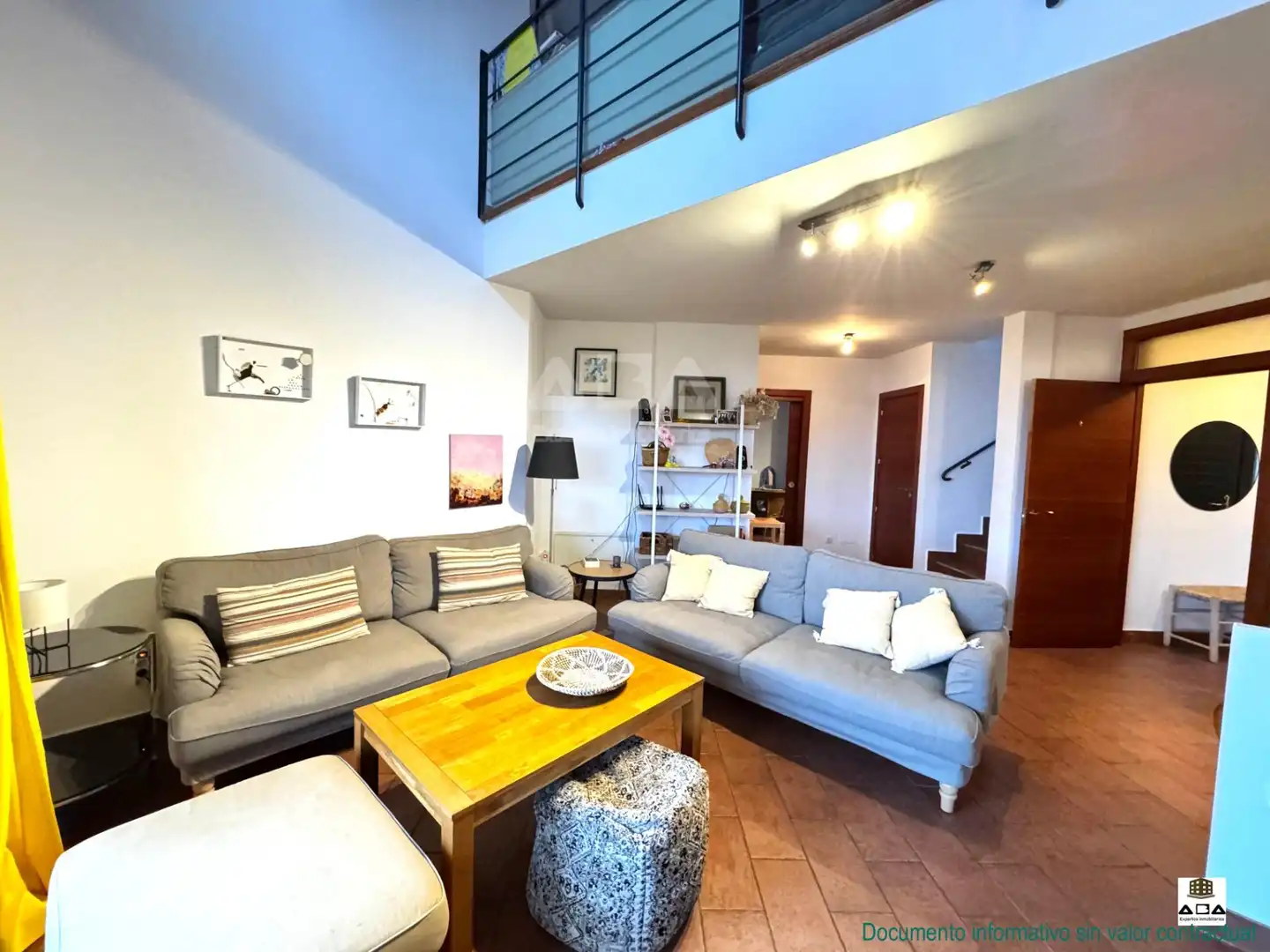 Sala d'estar de Casa o xalet en venda en Poyales del Hoyo amb Calefacció, Jardí privat i Terrassa
