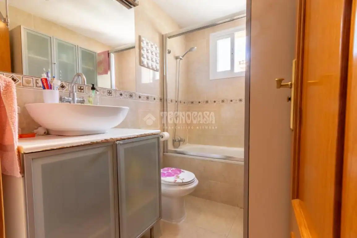 Bany de Pis en venda en Cenes de la Vega amb Piscina comunitària