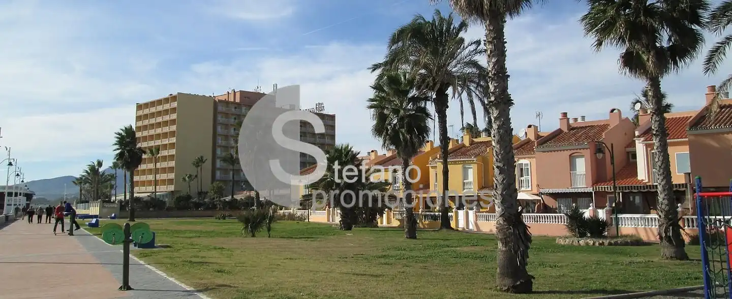 Vista exterior de Casa adosada en venda en Málaga amb Jardí privat, Terrassa i Piscina comunitària