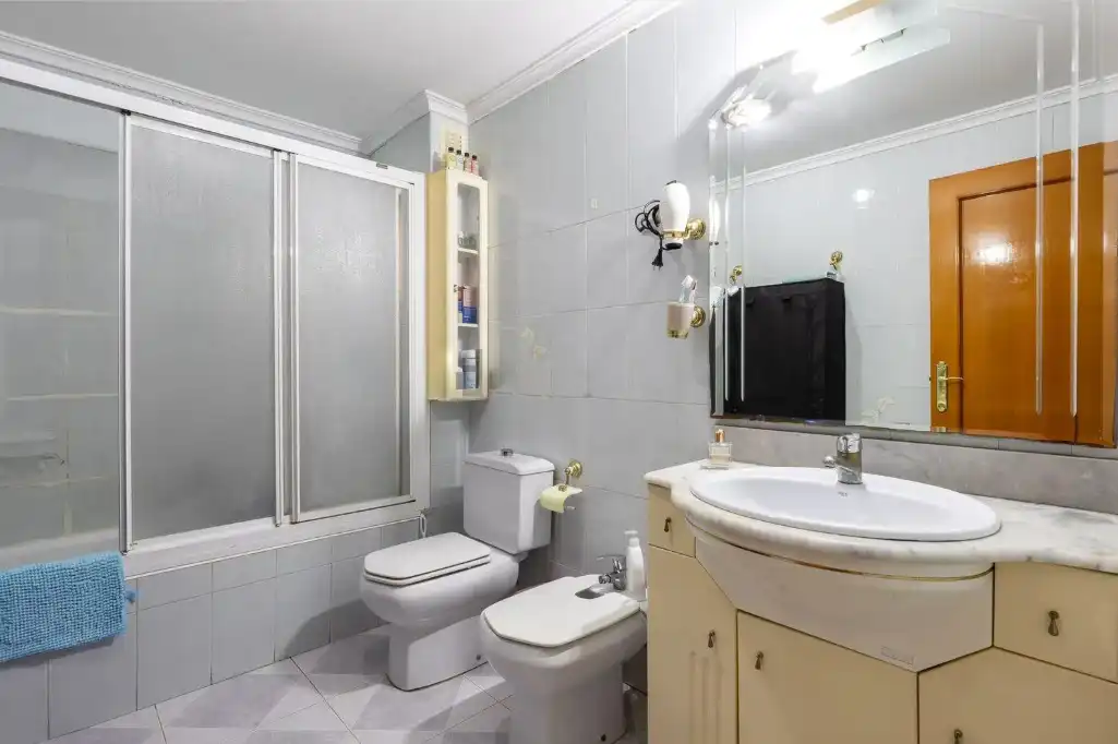 Bathroom of Flat for sale in Sueca  with Air Conditioner, Storage room and Balcony