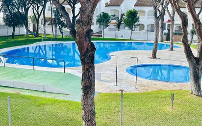 Piscina de Casa adosada en venda en Chiclana de la Frontera amb Aire condicionat, Terrassa i Balcó