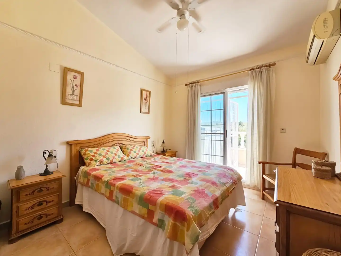 Schlafzimmer von Einfamilien-Reihenhaus zum Verkauf in Santa Pola mit Heizung, Privatgarten und Terrasse