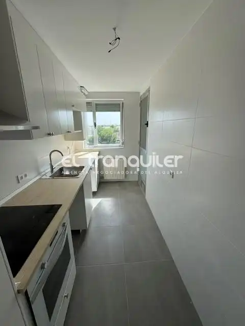 Dormitori de Pis de lloguer en Getafe amb Parquet, Piscina i Moblat