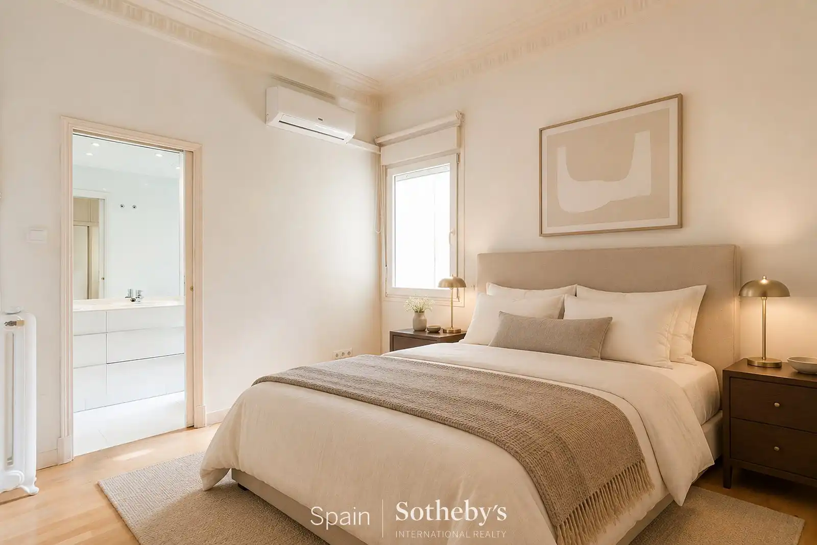 Dormitori de Apartament de lloguer en Madrid amb Aire condicionat i Calefacció