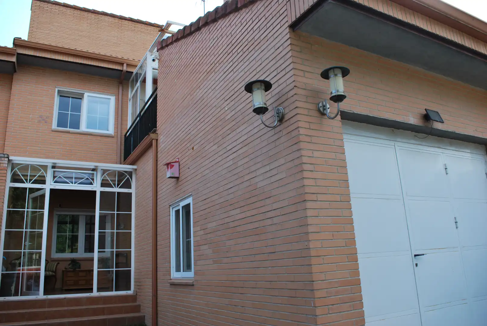 Außenansicht von Einfamilien-Reihenhaus zum Verkauf in Valdemorillo mit Privatgarten, Terrasse und Abstellraum