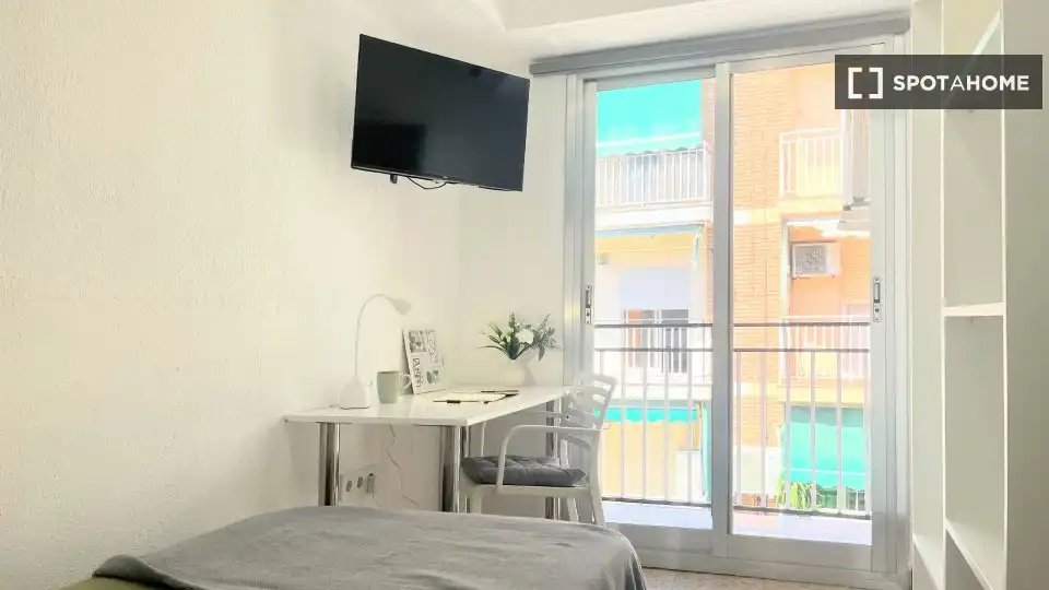 Bedroom of Flat for share in Burjassot  with Air Conditioner, Terrace and Furnished