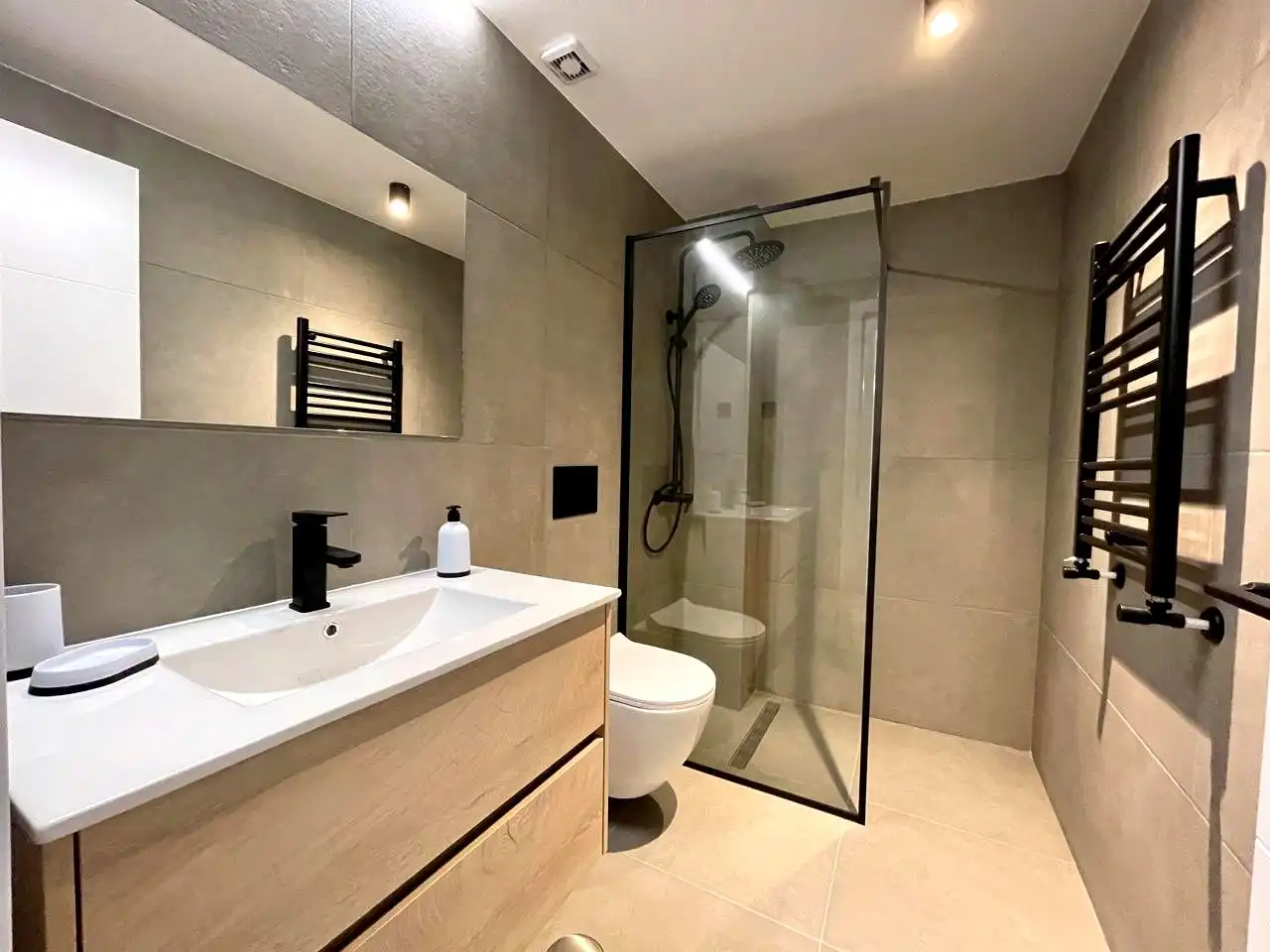 Bany de Apartament de lloguer en Madrid amb Aire condicionat, Calefacció i Moblat