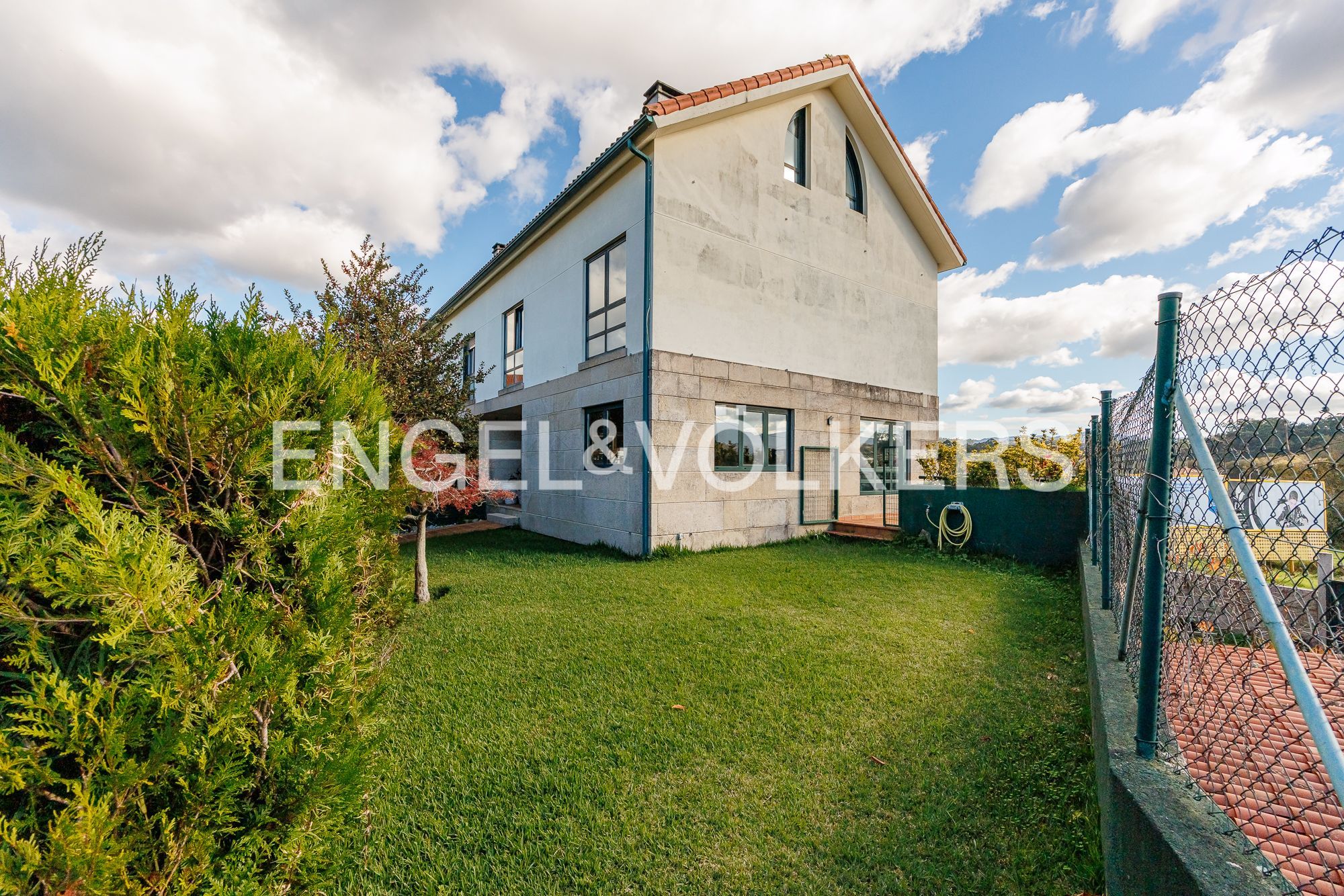 Vista exterior de Casa adosada en venda en Nigrán amb Calefacció, Jardí privat i Terrassa